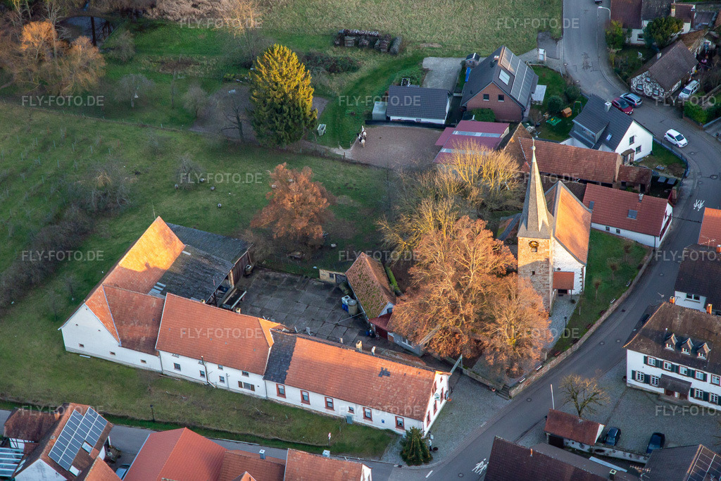 Luftbild: Protestantische Kirche im Ortsteil Klingen in Heuchelheim-Klingen im Bundesland Rheinland-Pfalz in Deutschland.Foto: IMG_139414.jpg vom 16.12.2023 durch Werner Riehm/FLY-FOTO.deAuflösung des Originals: 5368 x 3579 px