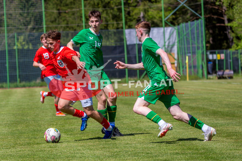 Fußball Halbfinale | Edin Jakupi (U15 Österreich #8) Luca Weinhandl (U15 Österreich #19) Kian Quigley (U15 Irland #14) Richard Ferizaj (U15 Irland #10) Fußball Halbfinale, Irland U15 - Österreich U15 am 29.04.2024 in Arnoldstein (Sportplatz), Austria, (Photo by Ernst Krawagner sport-fan.at) - Realisiert mit Pictrs.com