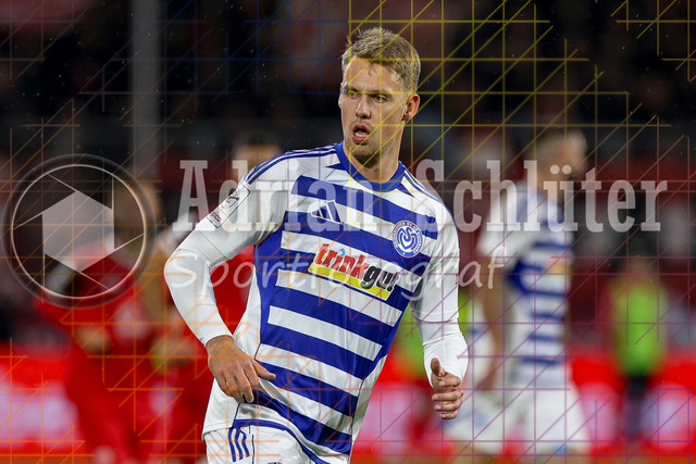MSV Duisburg vs Rot-Weiss Essen - 3. Liga | Duisburg, Deutschland, 26.10.25:   Thilo Töpken (MSV Duisburg) schaut waehrend des Spiels der 3. Liga MSV Duisburg vs Rot-Weiss Essen in der schauinsland-reisen-arena(Foto von Brauer-Fotoagentur / Adrian Schlueter)