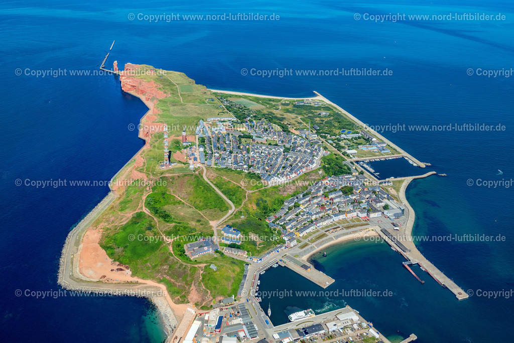 Helgoland_ELS_9962130822 | HELGOLAND 13.08.2022 Küsten- Landschaft an der felsigen Steilküste der Nordsee in Helgoland im Bundesland Schleswig-Holstein. Weiterführende Informationen bei: Helgoland Tourismus-Service. // Coastline at the rocky cliffs of Nordsee in Helgoland in the state Schleswig-Holstein. Further information at: Helgoland Tourismus-Service. Foto: Martin Elsen