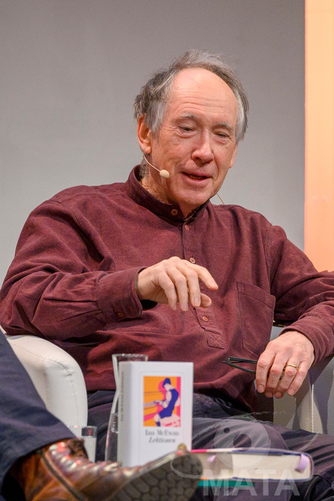 _DWA4917 | Ian McEwan bei der lit.Cologne 2023 Veranstaltung 'Ian McEwan. Ein Jahrhundertschriftsteller gibt Auskunft' in der Flora Köln.. Köln, 07.03.2023 - Realisiert mit Pictrs.com