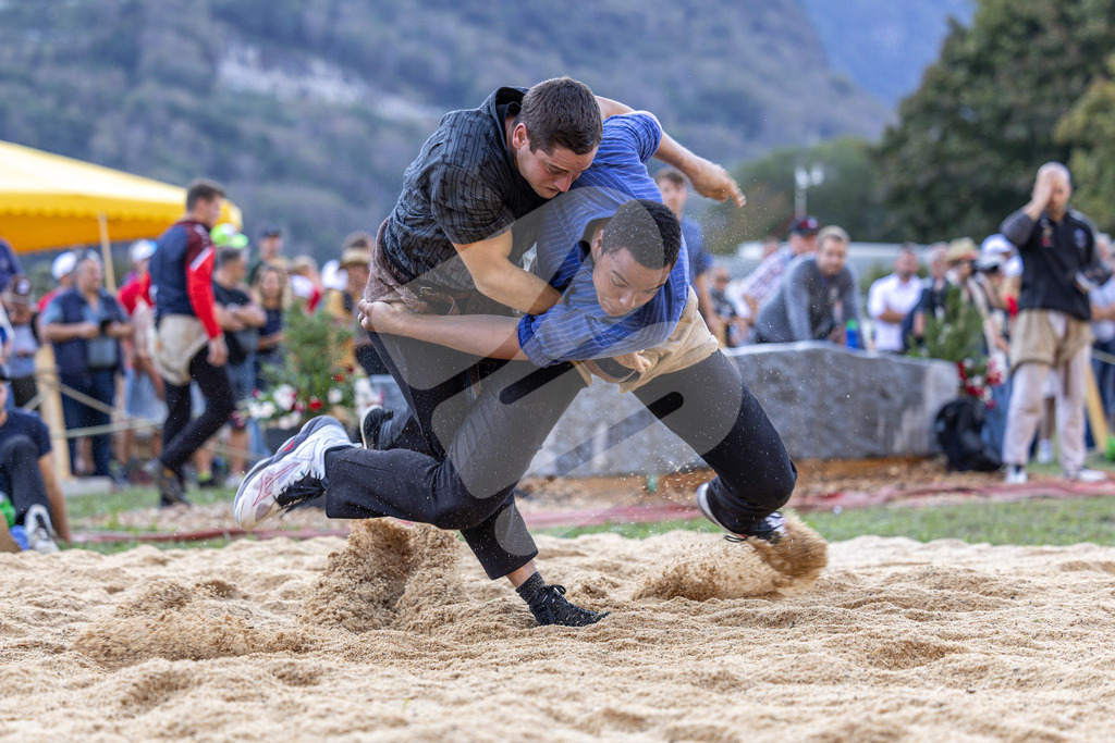 TESSINER2025_06_Gang_1634 | Die Schwinger des Schwyzer Kantonalen Schwingerverbandes: Fotos, die Dynamik und Leidenschaft festhalten, sowie emotionale Momente aus dem traditionellen Schwingsport zeigen. - Realisiert mit Pictrs.com