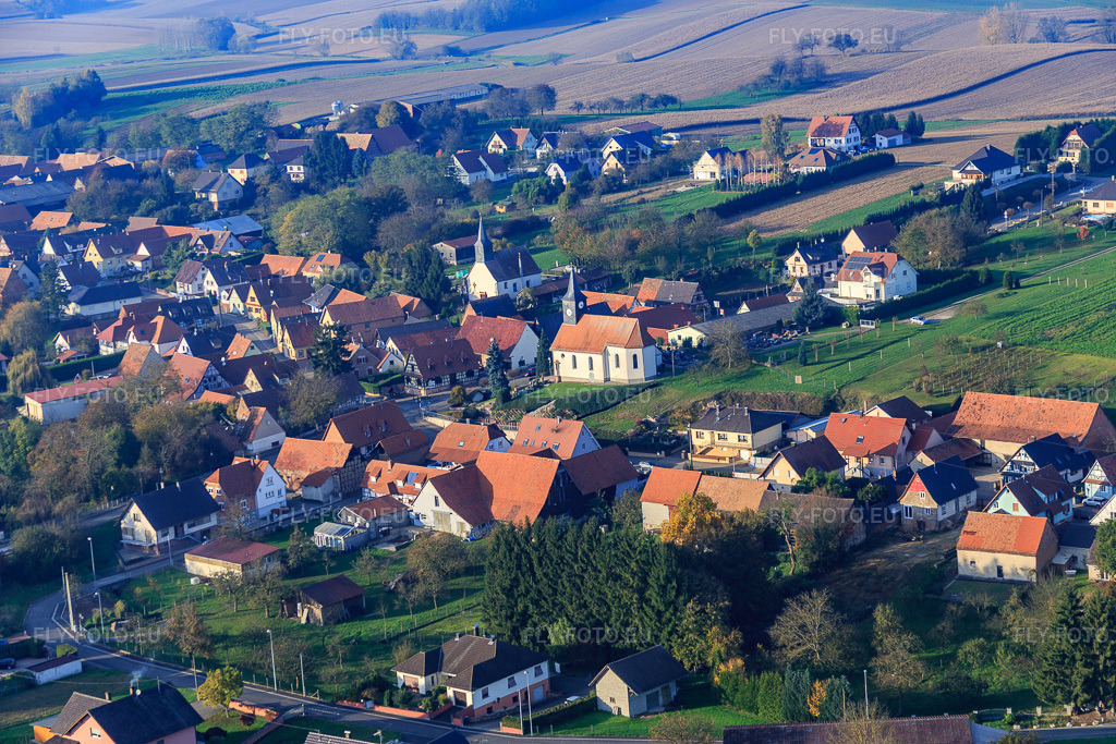 Vue aérienne: Deux églises au centre du village à Wintzenbach dans le département Bas Rhin, France – .Photo: IMG_075724.jpg prise le 01/11/2014 par Werner Riehm/FLY-FOTO.eu – Résolution de l'original: 5472 x 3648 px