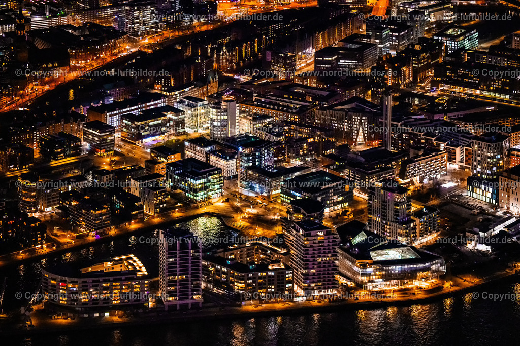 Hamburg_Hafencity_Sandtor_ELS_6273060325 | HAMBURG 06.03.2025 Nacht- Lichter und Beleuchtung Baustelle zum Neubau des Gebäudekomplexes des Einkaufszentrum am Überseequartier am Strandkai, Überseeboulevard, New-Orleans-Straße im Ortsteil Hafencity in Hamburg, Deutschland. Weiterführende Informationen bei: CHRISTIAN DE PORTZAMPARC,  Depenbrock Bau GmbH & Co. KG,  F + Z Baugesellschaft, Zweigniederlassung der Hecker Bau GmbH & Co. KG,  Unibail-Rodamco Germany GmbH,  Unibail-Rodamco ÜSQ Süd Quartiersmanagement GmbH. // Night lighting construction site for the new building complex of the shopping center at the Ueberseequartier on Strandkai, Ueberseeboulevard, New-Orleans-Strasse in the Hafencity district of Hamburg, Germany. Further information at: CHRISTIAN DE PORTZAMPARC,  Depenbrock Bau GmbH & Co. KG,  F + Z Baugesellschaft, Zweigniederlassung der Hecker Bau GmbH & Co. KG,  Unibail-Rodamco Germany GmbH,  Unibail-Rodamco UeSQ Sued Quartiersmanagement GmbH. Foto: Martin Elsen