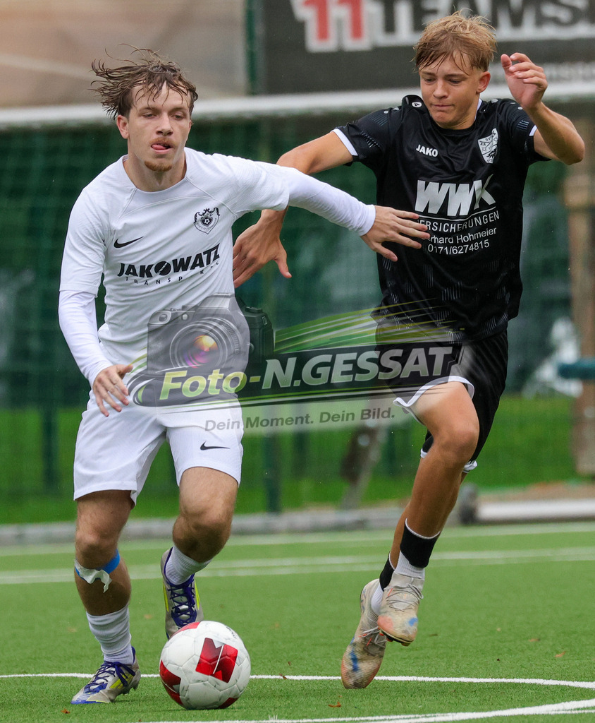 BV Stift Quernheim - SV Hausberge | Auf dem Bild zu sehen: weiß BV Stift Quernheim: Joshua Rogalsky ; schwarz SV Hausberge: Mika Tom Kühme BV Stift Quernheim, SV Hausberge, Saison 26/27, Bezirksliga, Stift Quernheim, Deutschland - Realisiert mit Pictrs.com