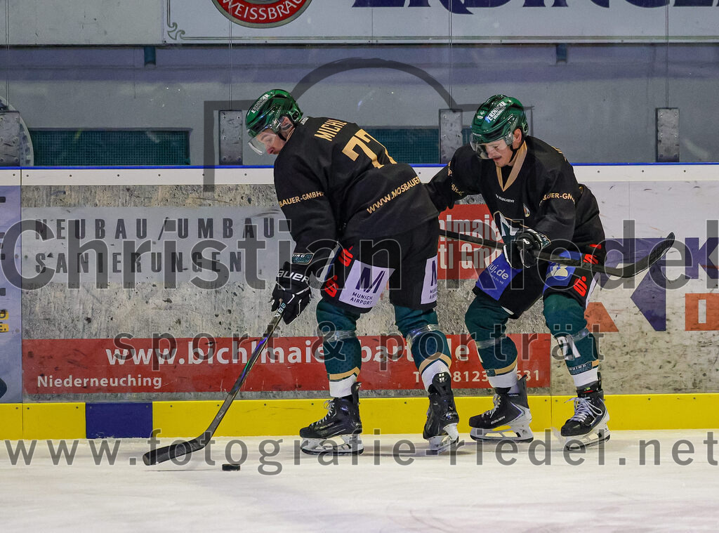2025-11-16_003_TSV_Erding_gegen_Selber_Woelfe | Erding, Deutschland, 16.11.2025:Eishockey, Oberliga Süd 2025 / 2026, 17. Spieltag, TSV Erding gegen Selber Wölfe, Endergebnis: 3:1Philipp Michl (Erding Gladiators, #77), Erik Modlmayr (Erding Gladiators, #21)Foto: Christian Riedel / fotografie-riedel.net