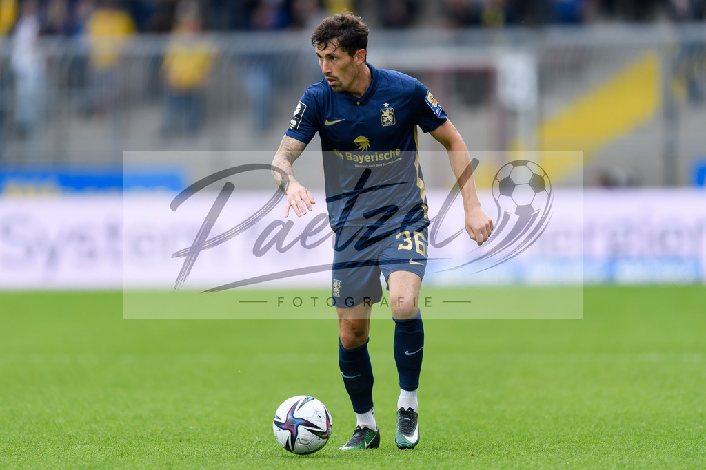 EBSTSV20210828_158 | Fussball, Herren: Phillipp Steinhart (TSV 1860 Muenchen) in Aktion, am Ball, Einzelaktion beim Spiel der 3. Liga zwischen Eintracht Braunschweig und TSV 1860 Muenchen im Eintracht-Stadion am 28.08.2021 in Braunschweig, Deutschland.DFB / DFL REGULATIONS PROHIBIT ANY USE OF PHOTOGRAPHS AS IMAGE SEQUENCES AND/OR QUASI-VIDEO. - Realisiert mit Pictrs.com