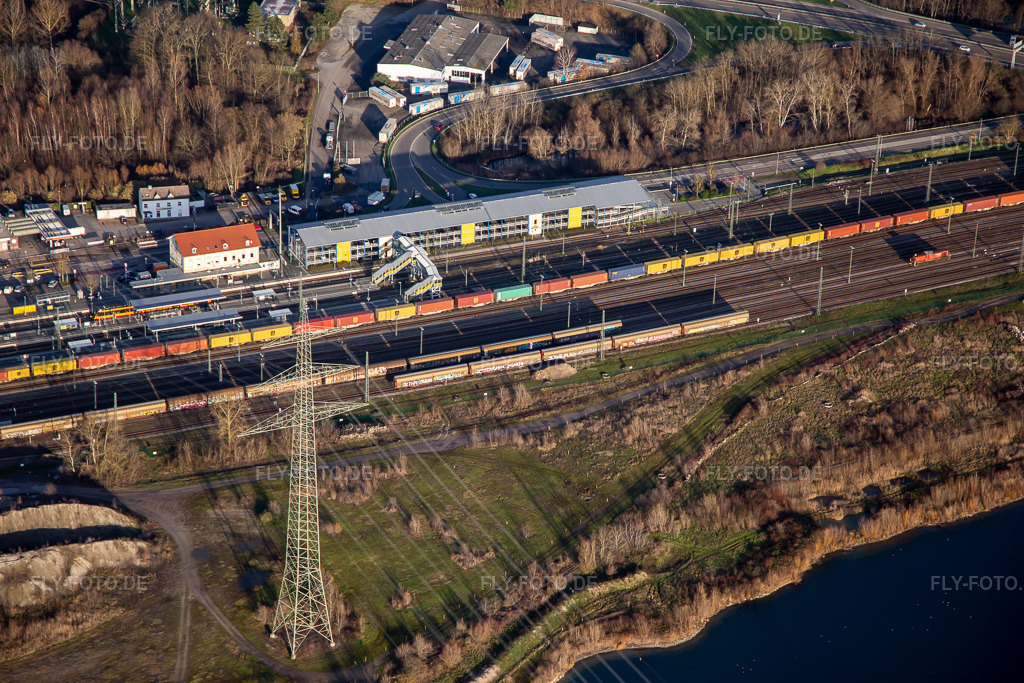 Luftbild: Bahnhof Wörth(Rhein) und Parkhaus in Wörth am Rhein im Bundesland Rheinland-Pfalz in Deutschland. Foto: IMG_135752.jpg vom 03.01.2023 durch Werner Riehm/FLY-FOTO.de