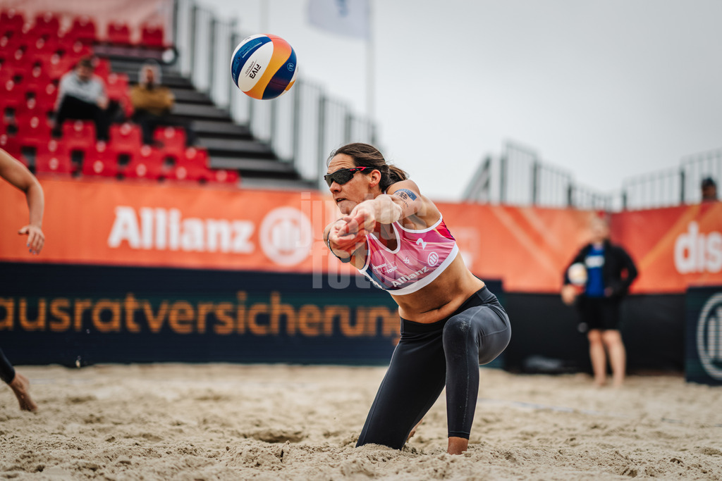 Beachvolleyball | Frauen | German Beach Tour 2024 | Tourstop Düsseldorf | 17.05.2024 | Kira Walkenhorst nimmt den Ball an