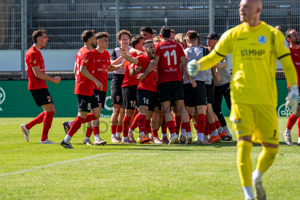Stuttgarter Kickers vs. SG Sonnenhof Großaspach, Fussball, WFV-Pokal, Finale, 23.05.2026 | Kollektiver Torjubel nach Treffer durch Fabian Eisele (SG Sonnenhof Großaspach, #23) zum 0:2,Stuttgarter Kickers vs. SG Sonnenhof Großaspach, Fussball, WFV-Pokal, Finale, 23.05.2026