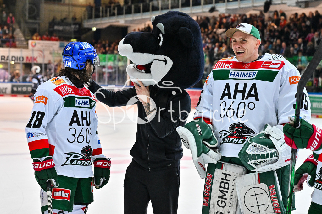 Iserlohn Roosters - Augsburger Panther | Die Spieler der Panther feiern zusammen mit den Fans den Klassenerhalt in Iserlohn / Freude / Happy / Abstieg / Absteiger / DEL: Iserlohn Roosters - Augsburger Panther, Eissporthalle Iserlohn am 07.03.2025 /  Riley DAMIANI (Augsburger Panther #19) hat einen Pantherkopf auf