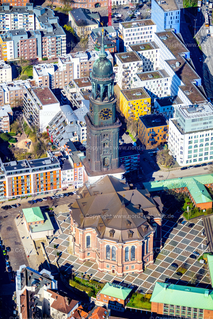 Hamburg_Michel_Wahrzeichen_St. Michaelis_Kirche_ELS_1659060423 | HAMBURG 06.04.2023 Turm der Hauptkirche Sankt Michaelis genannt " Michel " im Ortsteil Altstadt in Hamburg. Die evangelische Kirche St. Michaelis an der Straße Englische Planke in der Hansestadt wurde im Stil des Barock erbaut. Weiterführende Informationen bei: Hauptkirche St. Michaelis. // View of the church St. Michaelis in the district Altstadt in Hamburg. Further information at: Hauptkirche St. Michaelis. Foto: Martin Elsen