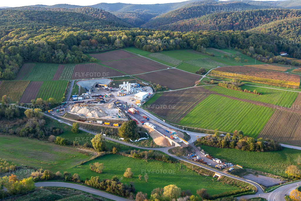Luftbild: Baustelle des Tunnelportals Ost für den Astrid-Tunnel zur Unterquerung und Ortsumgehung von Bad Bergzabern zwischen B38 (Weinstraße) und B427 (Kurtalstraße) in Dörrenbach im Bundesland Rheinland-Pfalz in Deutschland.Foto: IMG_135119.jpg vom 22.10.2022 durch Werner Riehm/FLY-FOTO.deBemo: - BEMO Tunnelling GmbHLandesbetrieb Mobilität Rheinland-PfalzStadt Bad BergzabernHerrenknecht AG - Pioneering Underground Together