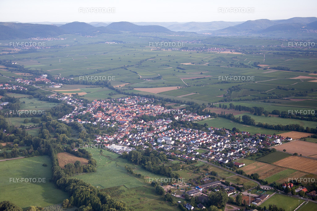 Ortsansicht | Luftbild: Ortsansicht im Ortsteil Billigheim in Billigheim-Ingenheim im Bundesland Rheinland-Pfalz in Deutschland. Foto: IMG_092722.jpg vom 13.08.2016 durch Werner Riehm/FLY-FOTO.de - Realisiert mit Pictrs.com