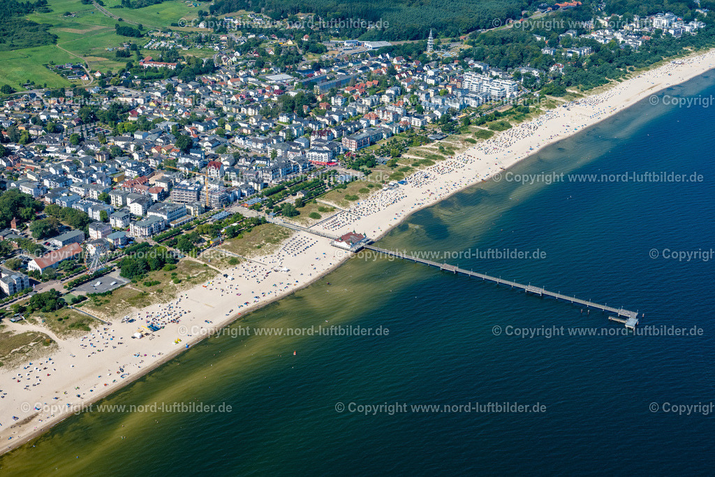 Ahlbeck_Kaiserbad_Usedom_ELS_7680100822 | SEEBAD HERINGSDORF 10.08.2022 Sand und Strand- Landschaft an der Seebrücke der Ostsee in Seebad Heringsdorf auf der Insel Usedom im Bundesland Mecklenburg-Vorpommern. Weiterführende Informationen bei: Gemeinde Ostseebad Heringsdorf. // Sand and beach landscape on the pier of Baltic Sea in Seebad Heringsdorf on the island of Usedom in the state Mecklenburg - Western Pomerania. Further information at: Gemeinde Ostseebad Heringsdorf. Foto: Martin Elsen