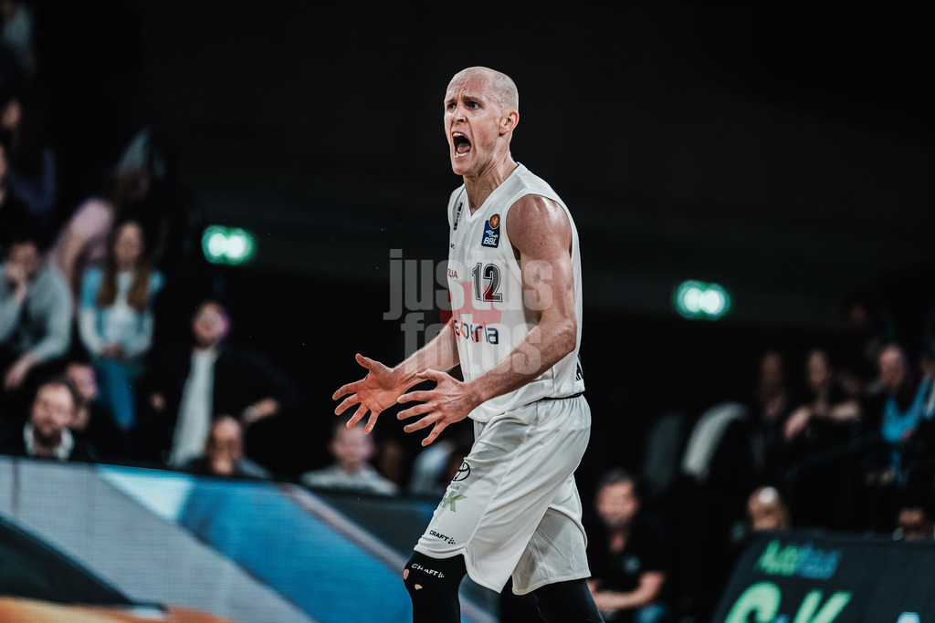 Basketball | Männer | Saison 2023/2024 | easyCredit Basketball Bundesliga | Veolia Towers Hamburg vs. Alba Berlin | 17.04.2024 | Seth Hinrichs (#12, Hamburg Towers) sichtlich sauer und frustriert