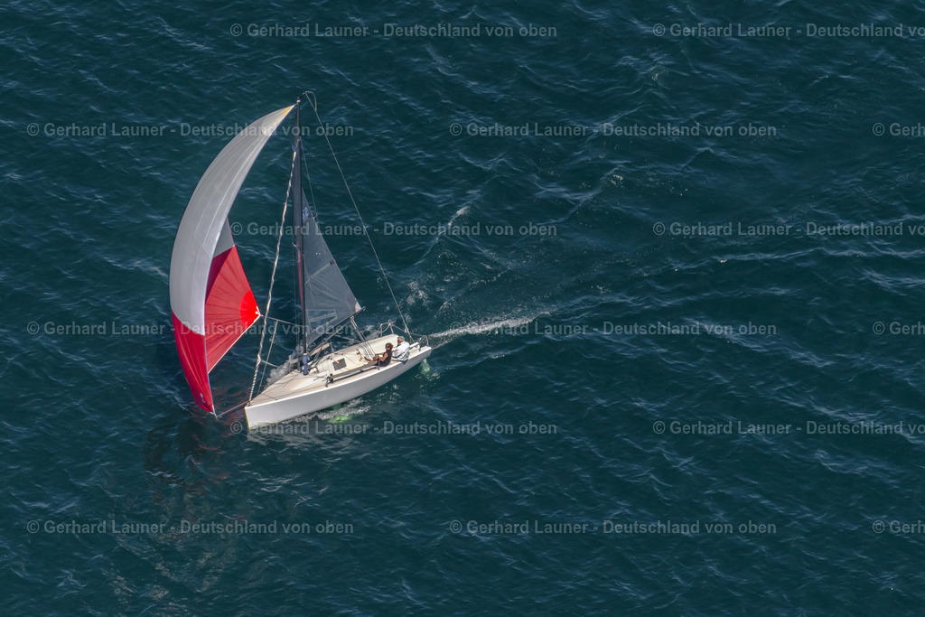 4031288 | STARNBERG 12.06.2020 Sportboot- Segelboot in Fahrt auf dem Starnberger See in Starnberg im Bundesland Bayern, Deutschland. // Sailboat under way on Starnberger See in Starnberg in the state Bavaria, Germany. Foto: Gerhard Launer