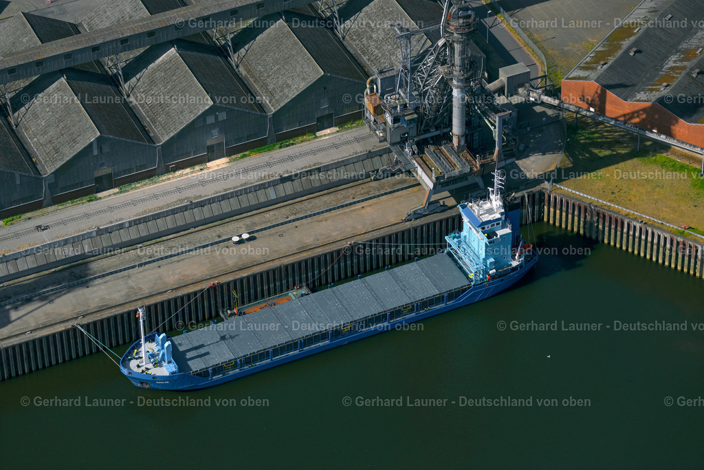 4030078 | Frachtschif im Getreidehafen, BREMEN 01.06.2020 Hochsilo und Getreide- Speicher mit angrenzenden Lagerhallen der der J. Müller Weser GmbH &amp; Co. KG an der Getreidestraße im Ortsteil Überseestadt in Bremen, Deutschland. Weiterführende Informationen bei: J. MÜLLER Aktiengesellschaft. // High silo and grain storage with adjacent storage of J. Mueller Weser GmbH &amp; Co. KG on street Getreidestrasse in the district Ueberseestadt in Bremen, Germany. Further information at: J. MUeLLER Aktiengesellschaft. Foto: Gerhard Launer
