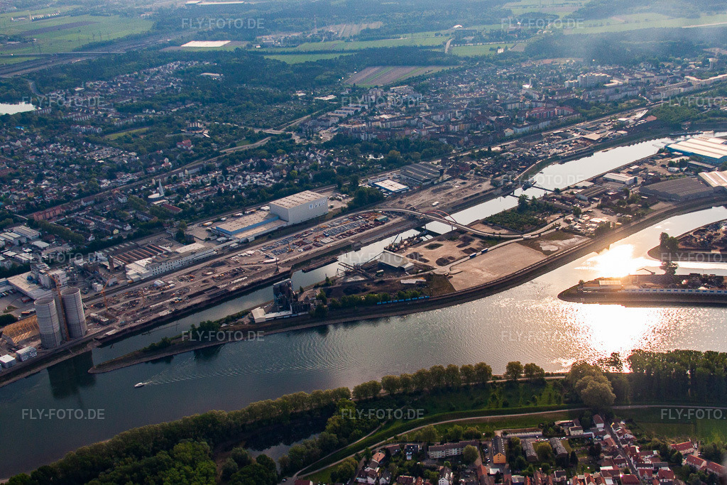 Luftbild: Rheinauhafen, Ruhrorter Straße im Ortsteil Rheinau in Mannheim im Bundesland Baden-Württemberg in Deutschland. Foto: IMG_40521.jpg vom 24.04.2011 durch Werner Riehm/FLY-FOTO.de