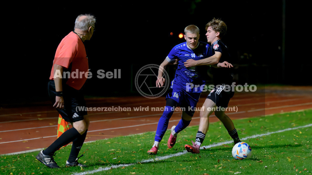 Preetzer TSV vs MTV Dänischenhagen | Paul Rath (Preetz #14) vs Stian Sievers (Dänischenhagen #11) - Schiedsrichterassistent Dr. Carsten Füg / Fußball-Verbandsliga Ost Männer 2026/2027 / Preetzer TSV vs MTV Dänischenhagen / Jahnplatz / Preetz / 16.10.26 - Realisiert mit Pictrs.com