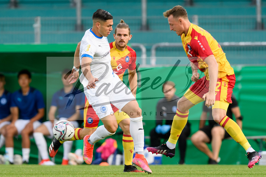 LOTKSC20210809_066 | Fussball, Herren: Cinar Sansar (Sportfreunde Lotte) und Robin Bormuth (Karlsruher SC) im Zweikampf beim Spiel der 1. Runde im DFB-Pokal zwischen SF Lotte und Karlsruher SC im Stadion am Lotter Kreuz am 09.08.2021 in Lotte, Deutschland.DFB / DFL REGULATIONS PROHIBIT ANY USE OF PHOTOGRAPHS AS IMAGE SEQUENCES AND/OR QUASI-VIDEO. - Realisiert mit Pictrs.com