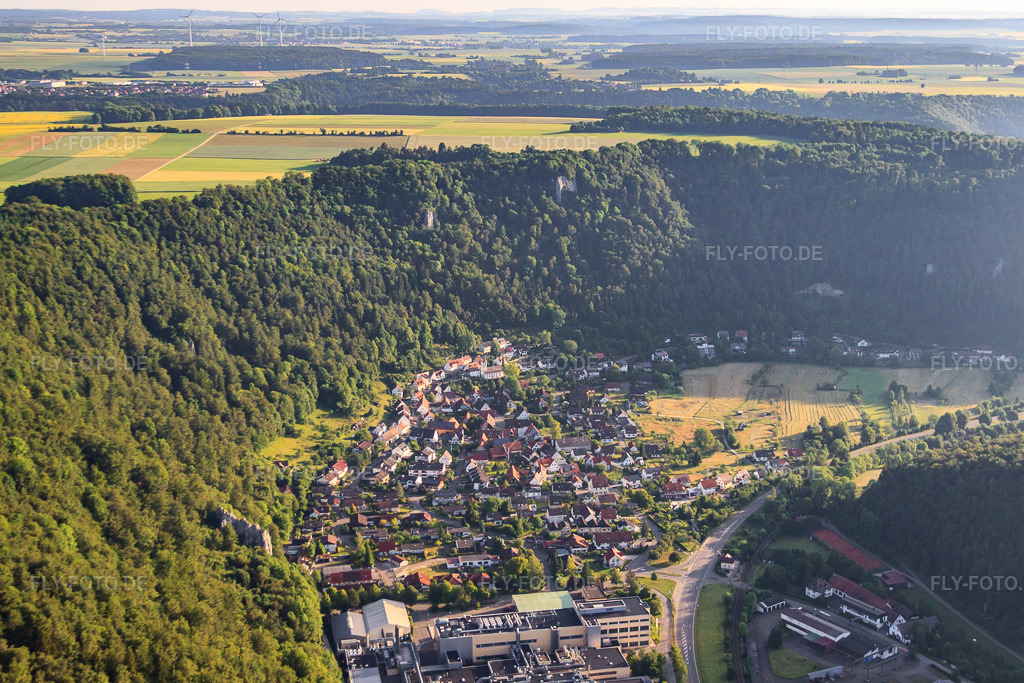 Luftbild: Dorfansicht im Aach-Tal von Süden im Ortsteil Weiler in Blaubeuren im Bundesland Baden-Württemberg in Deutschland. Foto: IMG_67130.jpg vom 08.06.2014 durch Werner Riehm/FLY-FOTO.de