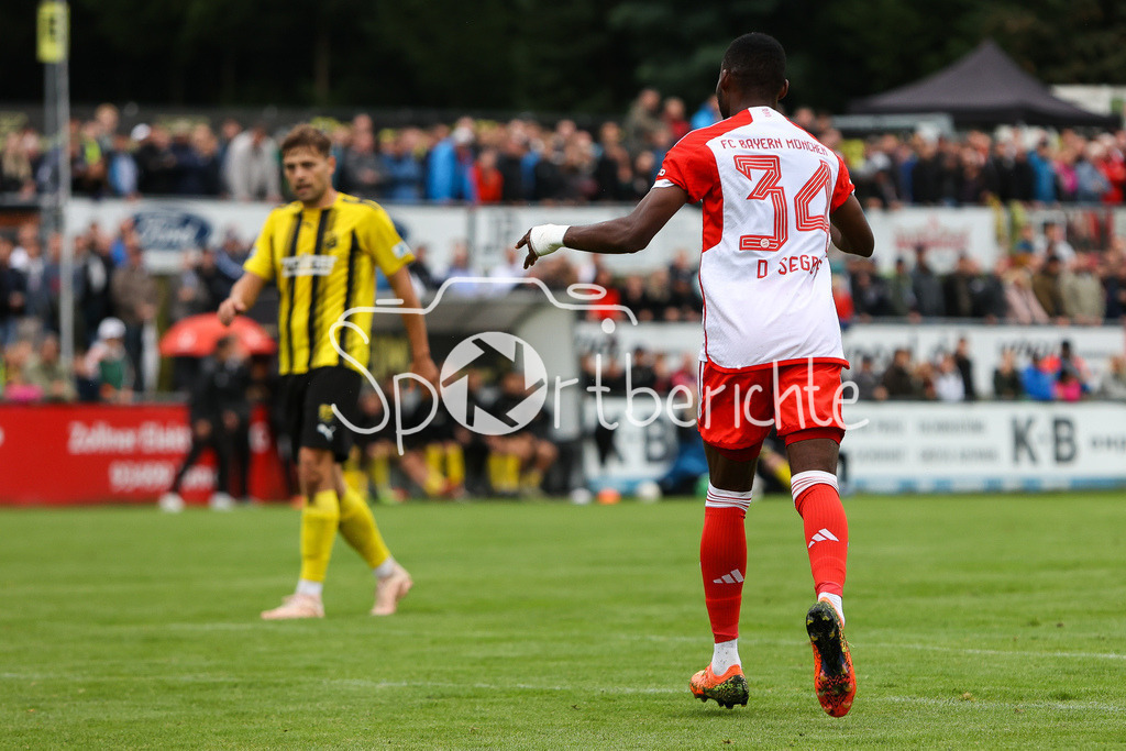 DJK Vilzing - FC Bayern Amateure | Jubel nach dem Treffer zum 0-1 durch Desire SEGBE AZANKPO (FCB 34) / Freude / Tor / Torschuetze
