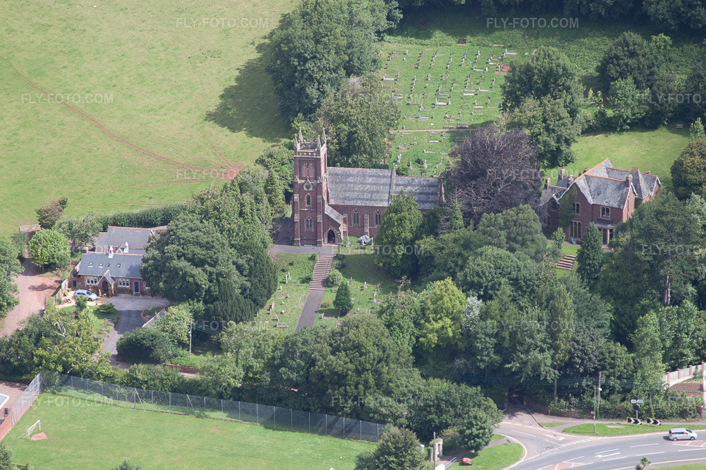 Aerial view: View of the town in Totnes in the state England, Great Britain. – Photo: IMG_19782.jpg taken on 07/25/2009 by Werner Riehm/FLY-FOTO.com – Resolution of the original: 4437 x 2958 px