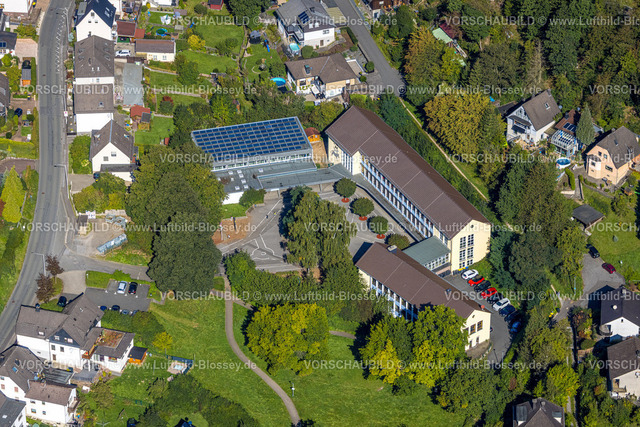 Plettenberg230908275 | Luftbild, Hallenschule Grundschule, Sporthalle mit Solardach, Eiringhausen, Plettenberg, Sauerland, Nordrhein-Westfalen, Deutschland