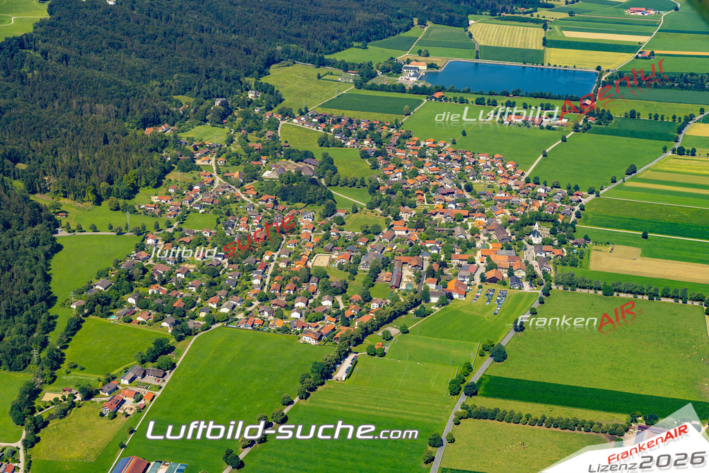 Aktuelles Luftbild von Vagen Feldkirchen-Westerham - Die Luftaufnahme wurde 2022 mittels UL-Flugzeug erstellt ( keine Drohne ) - hochauflösende Kamera-Systeme von  Canon -Beste Qualität - Für grossformatige Ausdrucke geeignet. Die Geschenkidee !