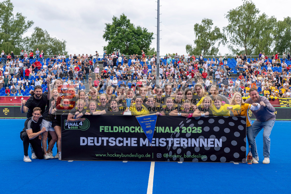 Final4_20250601-1220-HK108414 | Krefeld, Deutschland, 01.06.2025:  Feldhockey Final4 2025 – „Deutsche Feldhockey-Meisterschaften 2025“ Harvestehuder HTC - Düsseldorfer HC (Finale Damen) im Gerd-Wellen-Hockeyanlage am 01.06.2025 in Krefeld, Deutschland. (Foto von Kramhöller/Fehrmann/Kaste)Krefeld, Germany, 01.06.2025: Feldhockey Final4 2025 – „Deutsche Feldhockey-Meisterschaften 2025“ Harvestehuder HTC - Düsseldorfer HC (Finale Damen) in Gerd-Wellen-Hockeyanlage at 01.06.2025 in Krefeld, Deutschland. (Foto from Kramhöller/Fehrmann/Kaste)