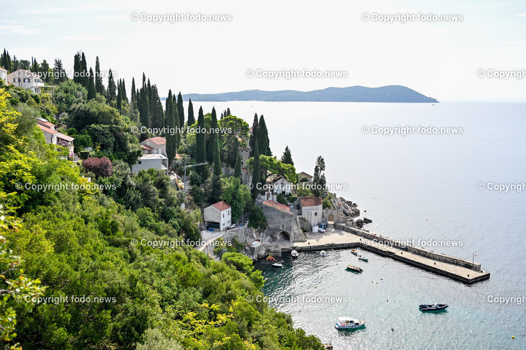 Arboretum von Trsteno_ Kroatien_ 11.10.2023-3 | 11.10.2023, Kroatien, HRV, Trsteno im Bild Arboretum, Trsteno, Hafen, Pflanzen, Brunnen, Neptunbrunnen, Wege, Palmen, Eukalyptus, Lorbeer, Kakteen, Zitrus, Oliven, Filmkulisse Game of Thrones

Das Arboretum von Trsteno befindet sich etwa 18 Kilometer nordwestlich der Stadt Dubrovnik im Sueden Kroatiens. Als einziges Arboretum an der oestlichen Adria-Kueste stellt es die aelteste Sammlung exotischer Baeume und Pflanzen des Landes dar.
Die Gartenanlage befindet sich entlang der Kuestenstraße zwischen den Ortschaften Orašac und Slano.
Quelle: Wikipedia