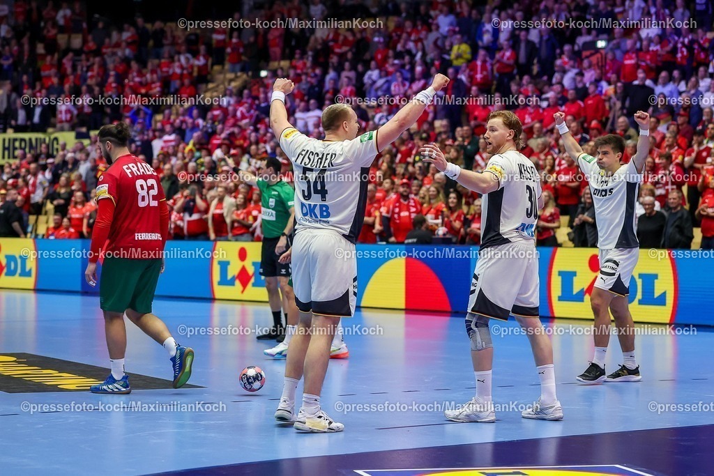 EHF22012601124 | 22.01.2026, Handball, Men's EHF EURO 2026, Deutschland - Portugal, Jyske Bank Boxen in Herning, Dänemark, Main Round: Abschlussjubel nach dem deutschen Sieg  Justus Fischer (Germany #54)  Tom Kiesler (Germany #30)   Renars Uscins (Germany #23)