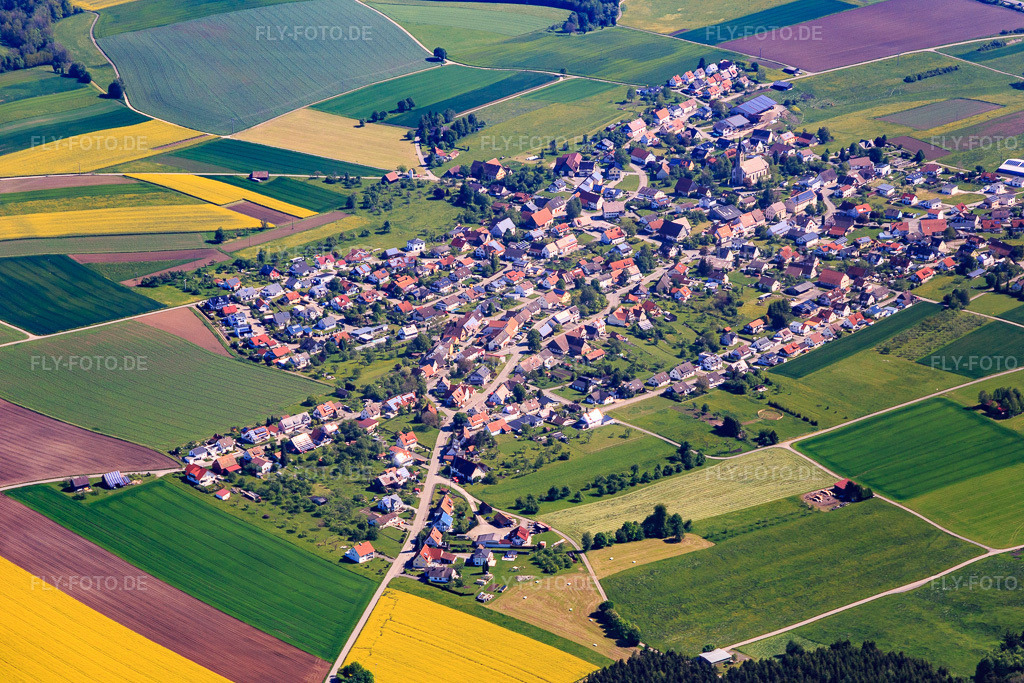 Luftbild: Ortsansicht von Südwesten im Ortsteil Irslingen in Dietingen im Bundesland Baden-Württemberg in Deutschland. Foto: IMG_114510.jpg vom 30.05.2019 durch Werner Riehm/FLY-FOTO.de