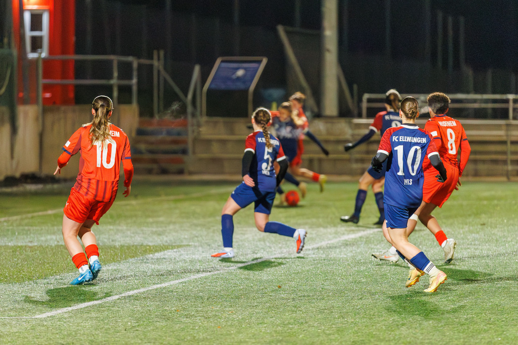 FCHFCE_251121_0630 | 1.FC Heidenheim 1846 II vs. FC Ellwangen II, Fußball, Frauen, Bezirksliga, 2025/2026, 10. Spieltag, 22.11.2025 in Heidenheim, Kunstrasen b. Voith-Arena West, Flutlichtspiel(Foto: Michael Bulling) - Realisiert mit Pictrs.com