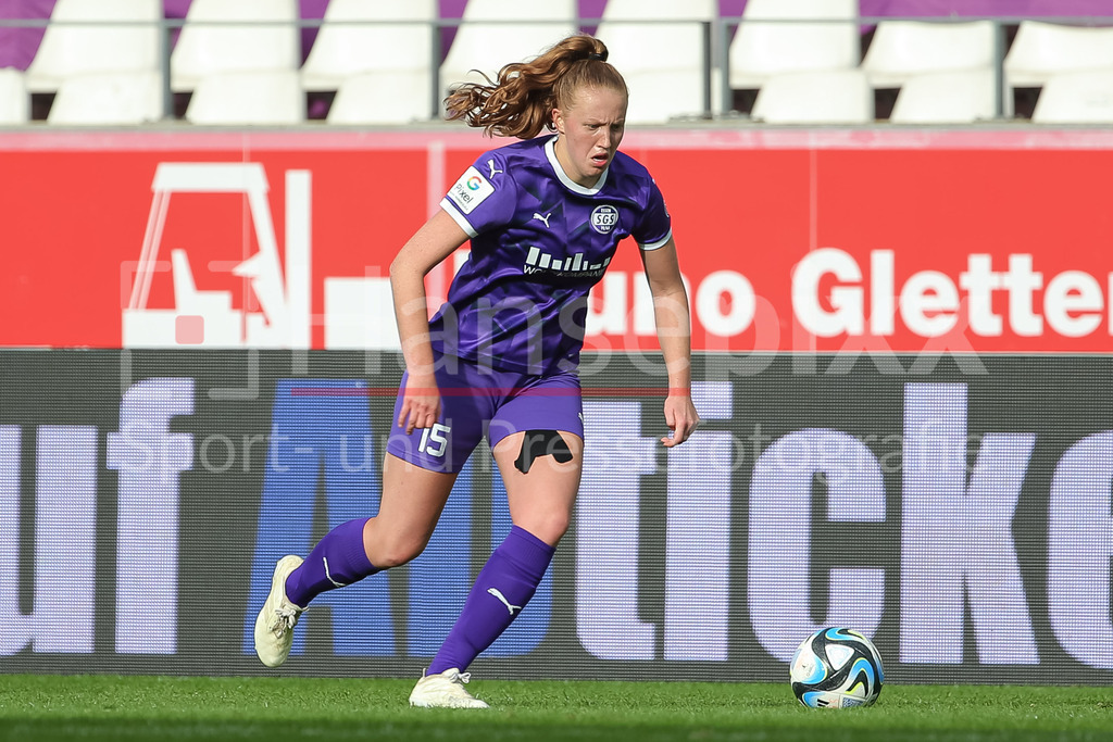 Fussball, Google Pixel Frauen-Bundesliga, SGS Essen - SV Werder Bremen | v.li.: Laura Pucks (SGS Essen, 15) am Ball, Freisteller, Einzelbild, Ganzkörper, Aktion, Action, Spielszene, DIE DFB-RICHTLINIEN UNTERSAGEN JEGLICHE NUTZUNG VON FOTOS ALS SEQUENZBILDER UND/ODER VIDEOÄHNLICHE FOTOSTRECKEN. DFB REGULATIONS PROHIBIT ANY USE OF PHOTOGRAPHS AS IMAGE SEQUENCES AND/OR QUASI-VIDEO.