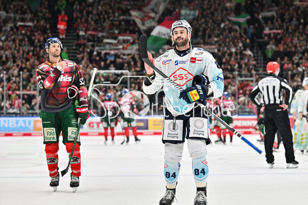 Augsburger Panther - Dresdner Eislöwen | AUGSBURG, DEUTSCHLAND - 06. MÄRZ: im Bild Trevor PARKES (Eislöwen Dresden 84) der dich bei den mitgereisten Fans bedankt nach dem Match zwischen den Augsburger Panthern und den Dresdner Eislöwen am 49. Spieltag der Penny DEL im Curt Frenzel Stadion