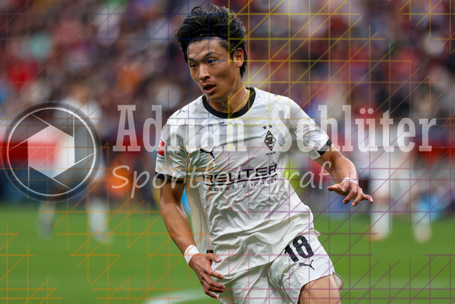 Bayer 04 Leverkusen vs Borussia Mönchengladbach - Bundesliga  | Leverkusen, Deutschland, 21.09.25:   Shuto Machino (Borussia Mönchengladbach) rennt und schaut waehrend des Spiels der Bundesliga zwischen  Bayer 04 Leverkusen vs Borussia Mönchengladbach in der BayArena(Foto von Brauer-Fotoagentur / Adrian Schlueter)