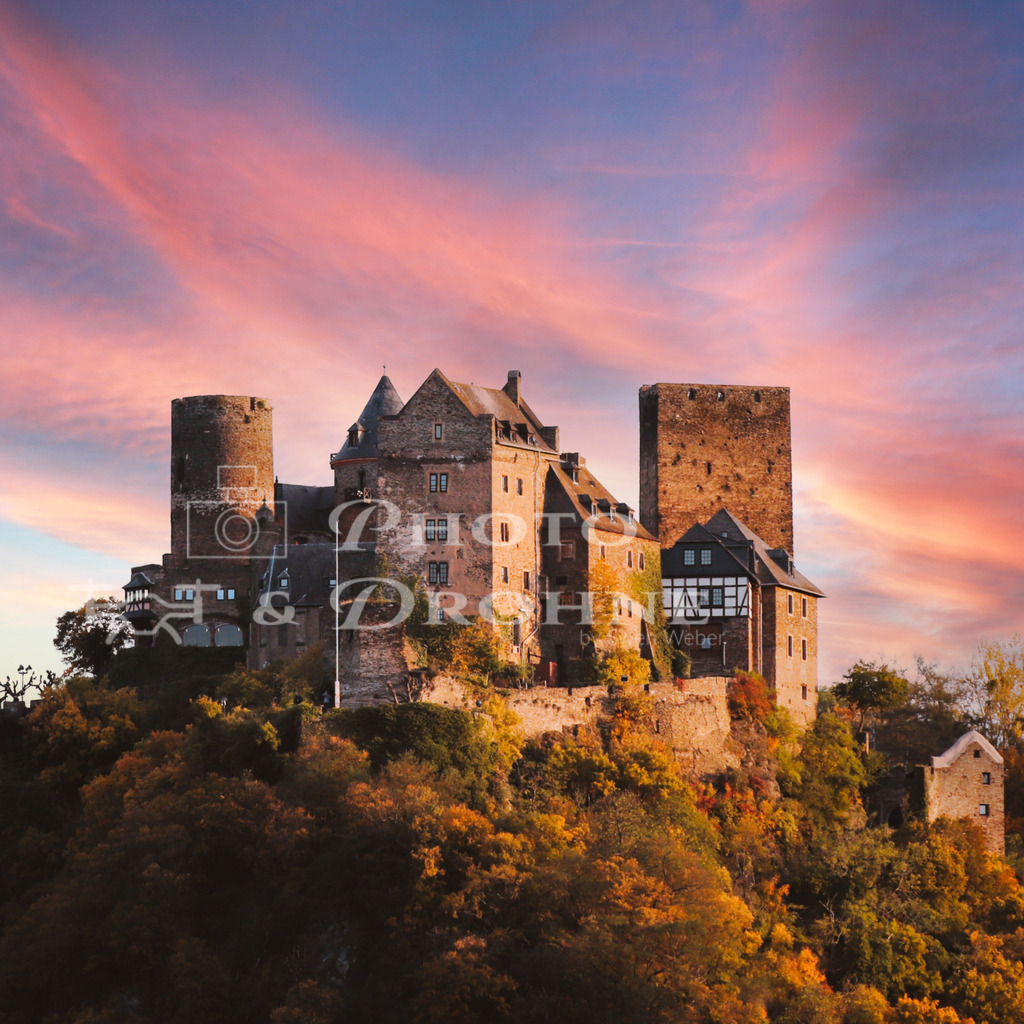 Schönburg-2970 | Die Schönburg sieht zu allen Zeiten immer wieder anders aus. Hier eine Aufnahme mit der Stimmung des Sonnenuntergangs. - Realisiert mit Pictrs.com