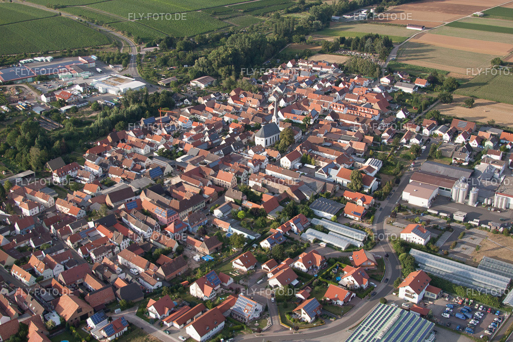 Ortsansicht | Luftbild: Ortsansicht im Ortsteil Niederhochstadt in Hochstadt im Bundesland Rheinland-Pfalz in Deutschland. Foto: IMG_51515.jpg vom 08.08.2012 durch Werner Riehm/FLY-FOTO.de - Realisiert mit Pictrs.com