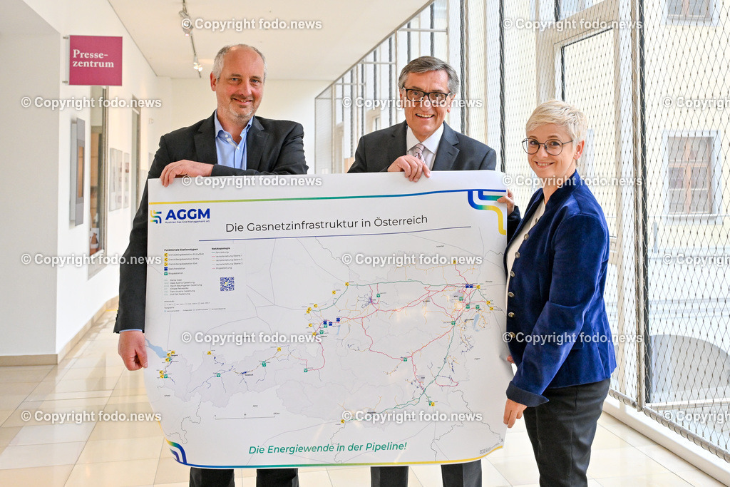 Pressekonferenz WKO Oberoesterreich_ Gasversorgung_ 03.05.2024-3 | 03.05.2024, Presseclub Linz, AUT, Pressekonferenz WKO Oberoesterreich, Ooe. Wirtschaft benoetigt sichere Gasversorgung und Wasserstoff-Perspektive, im Bild Bernhard Painz (Vorstand der AGGM Austrian Gas Grid Management AG), Erich Frommwald (Obmann der Sparte Industrie der Wirtschaftskammer Ooe), Doris Hummer (Praesidentin der Wirtschaftskammer Ooe)