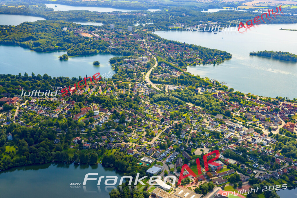 Vs Google Maps Plön - Die Luftaufnahme wurde 2025 vom UL-Flugzeug heraus erstellt ( keine Drohnenaufnahme ) - Hochauflösende Luftaufnahme - für Wandbilder und großformatige Ausdrucke geeignet. Das besondere Geschenk!Hier alle&nbsp;Infos zur Lizenzierung der LuftaufnahmeWir fliegen auch dieses Jahr wieder in Ihre Region um Luftbilder zu erstellen.- Luftbild anfragen