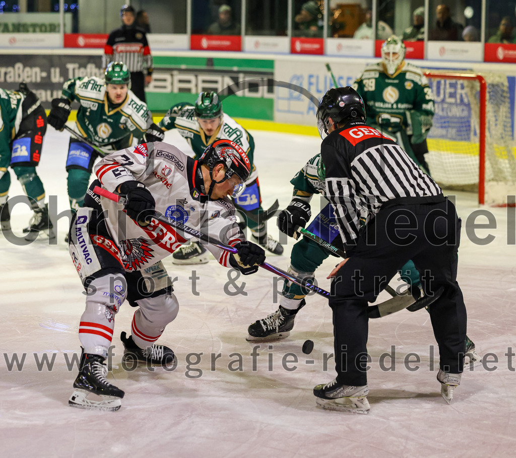 2025-12-14_076_TSV_Erding_gegen_ECDC_Memmingen_Indians | Erding, Deutschland, 14.12.2025:Eishockey, Oberliga Süd 2025 / 2026, 26. Spieltag, TSV Erding gegen ECDC Memmingen Indians, Endergebnis: 1:2Foto: Christian Riedel / fotografie-riedel.net