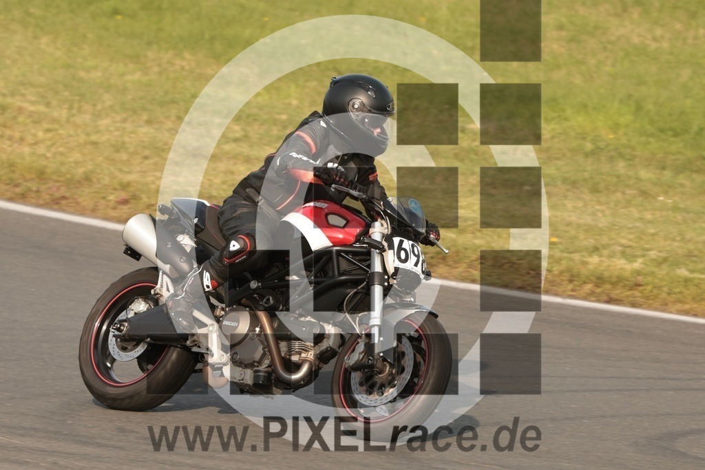 0698-20250815_13541 | Schöne Erinnerungen an spannende Momente - das festzuhalten ist unser Job. PIXELrace.de ist seit 2003 auf den Rennstrecken Europas unterwegs um die Action draußen beim Fahren und die wunderbare Stimmung imm Fahrerlager für euch einzufangen.