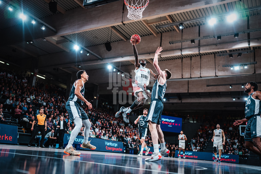 Basketball | Männer | Saison 2023/2024 | easyCredit Basketball Bundesliga | Veolia Towers Hamburg vs. RASTA Vechta | 03.11.2023 | Aljami Durham (#42, Veolia Towers Hamburg) beim Korbleger