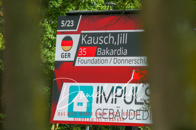 DKP42363 | Deine Turnierfotos vom Reitturnier online kaufen: Dressur, Springen & Siegerehrung. Professionelle Pferdefotografie aus dem Rheinland – als Download & Print.Alternative: Turnierfotograf für den Pferdesport: Finde deine Fotos von Dressur- und Springturnier