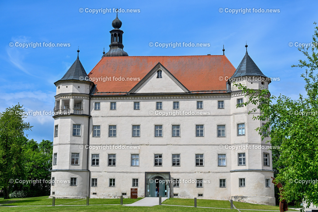 Hartheim_ Lern- und Gedenkschloss_ 07.05.2025-5 | 07.05.2025, Hartheim, AUT, Lern- und Gedenkort, Schloss Hartheim, im Bild Schloss Hartheim, Toetungsanstalt der Nazionalsozialisten waehrend des 2. Weltkrieg, NS-Zeit, Holocaust, Euthanasie, Psychiatrie, Gedenkstaette, KZ-Haeftlinge, Menschen mit Behinderung, Verbrechen, Weg der Vielfalt, gegen Vergessen