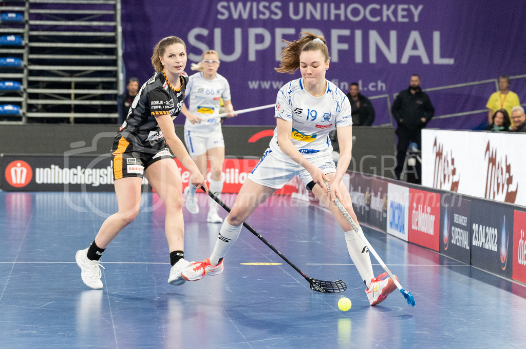 Piranha Chur vs Kloten-Dietlikon Jets - 23. April 2022 | Piranha Chur vs Kloten-Dietlikon Jets
Stimo Arena, Kloten
#19 Noomi Überschlag (Kloten-Dietlikon Jets) vor #25 Gentiana Behluli (Piranha Chur) am Ball.
Bild: Sportfotografie Markus Aeschimann | www.markus-aeschimann.ch - Realisiert mit Pictrs.com