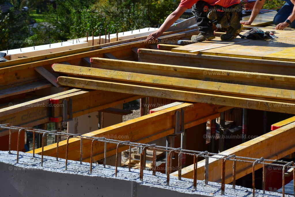 Schalung Ortbetondecke | Holzschalungsträger auf Deckenstützen, darauf Schalungsplatten