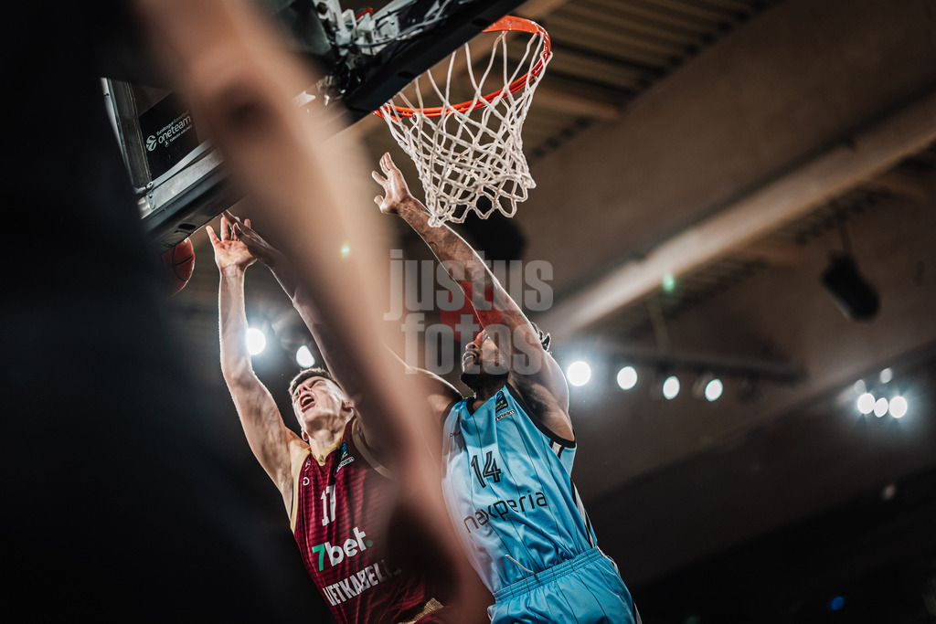 Basketball | Männer | Saison 2024/2025 | BKT EuroCup | Veolia Towers Hamburg vs. 7Bet-Lietkabelis Panevezys | 21.01.2025 | v.l. Mantas Rubstavicius (#17, BC 7Bet-Lietkabelis Panevezys) gegen Camron Reece (#14, Veolia Towers Hamburg)